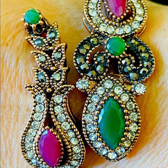 BOHEMIAN GORGEOUS ANTIQUE GOLD BRACELET with Green & Red Beautiful Stones - Picture 2 of 13